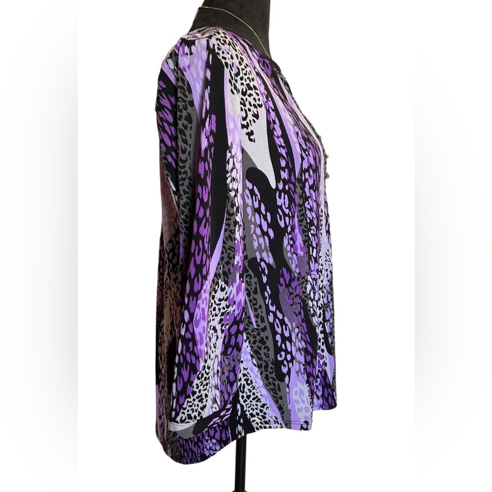 Dana Buchman Woman’s Medium Purple Animal Print 3/4 Sleeve Button-Up V-Neck Top - Picture 5 of 8